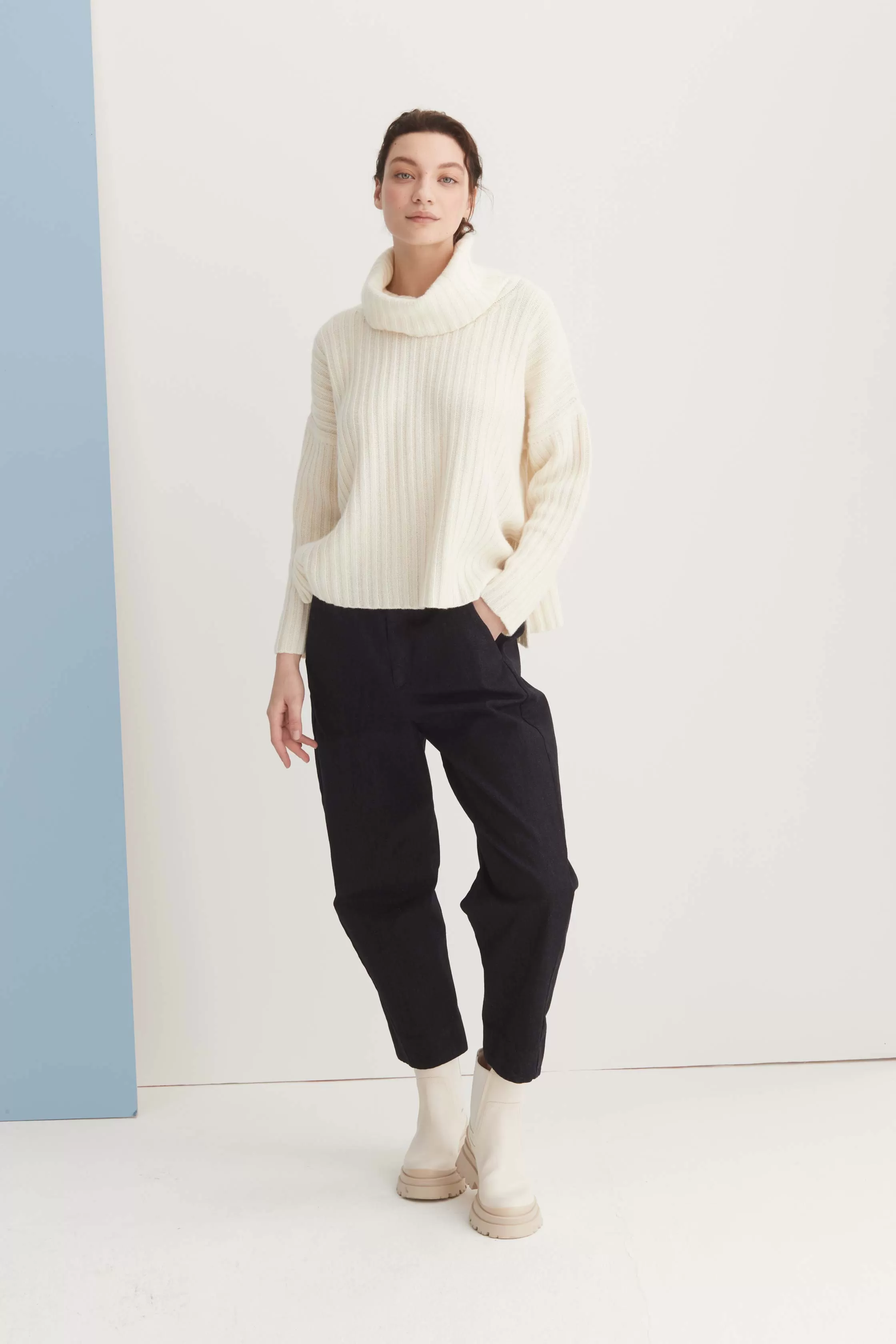 Asymmetrical Turtleneck Pull M720 9500