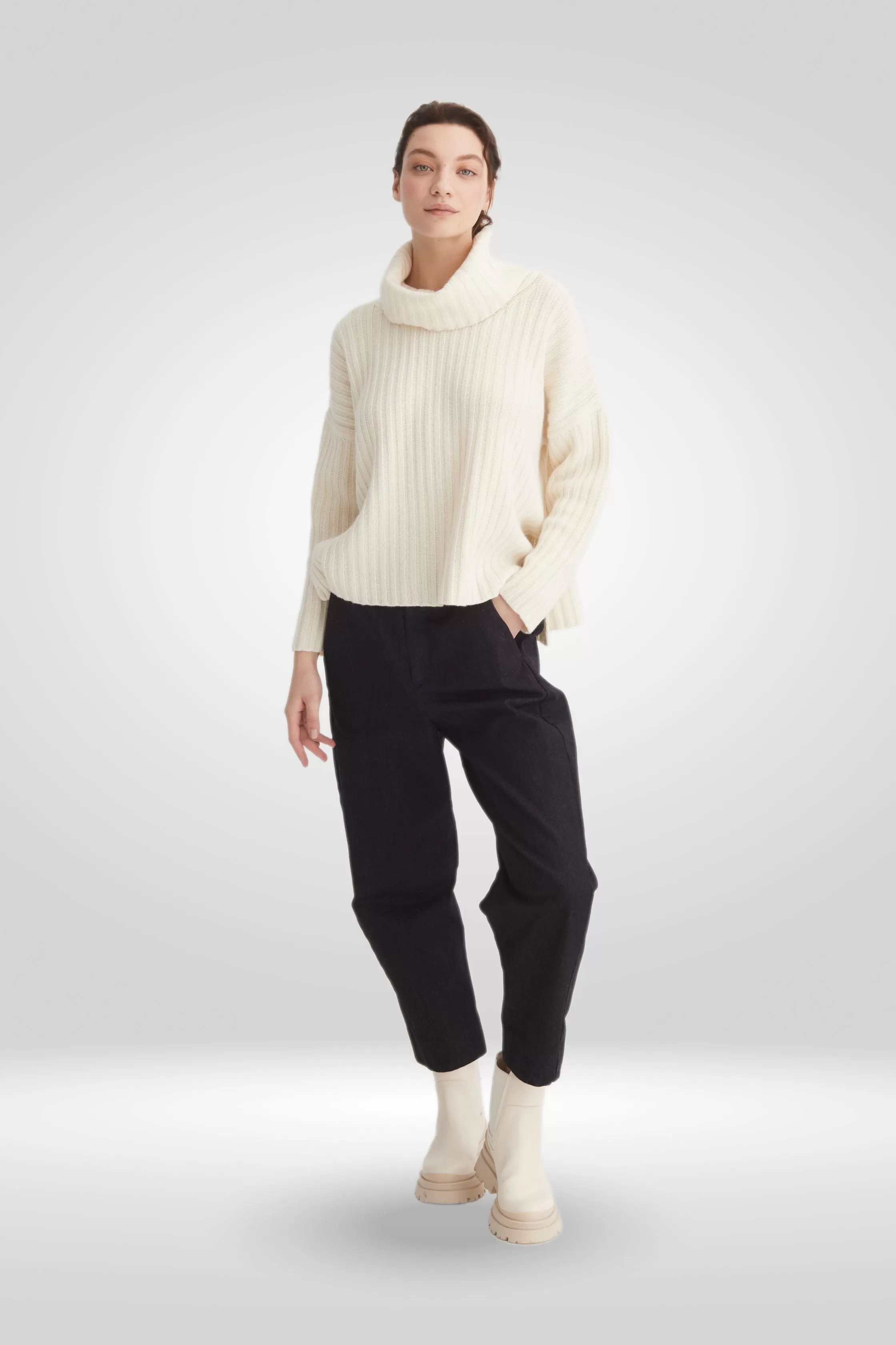 Asymmetrical Turtleneck Pull M720 9500