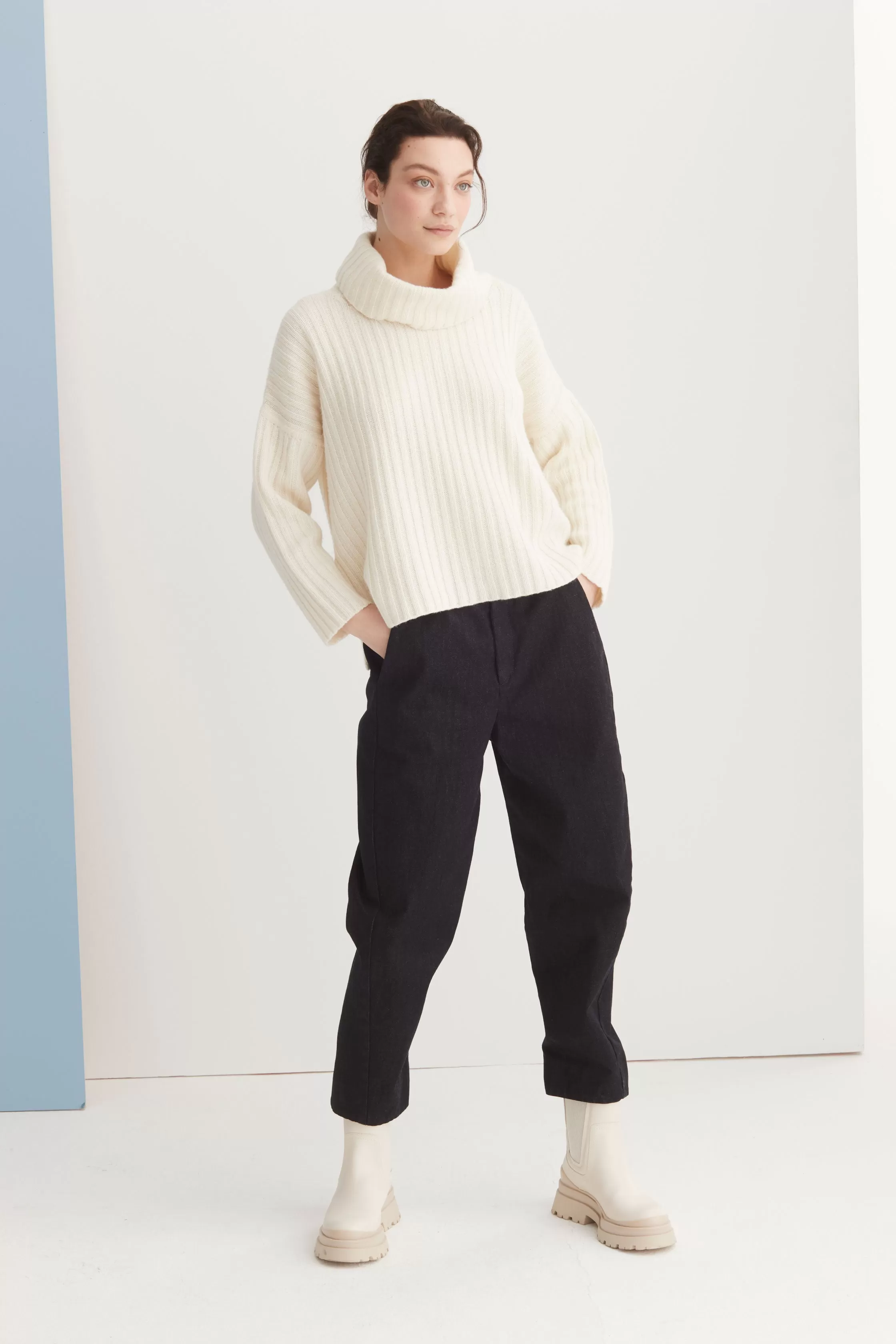 Asymmetrical Turtleneck Pull M720 9500