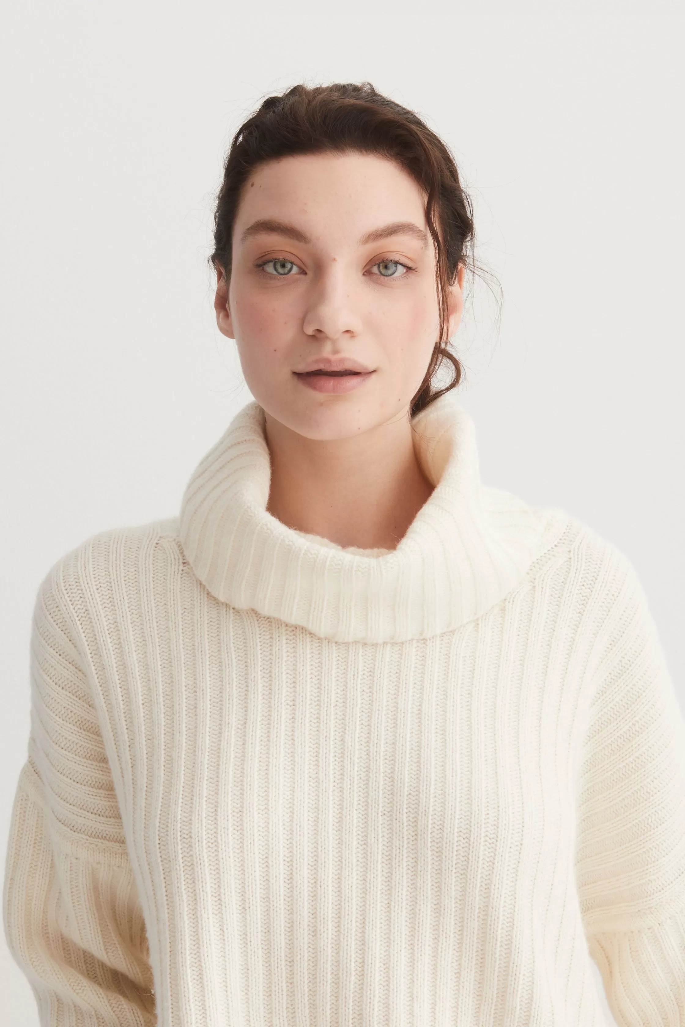 Asymmetrical Turtleneck Pull M720 9500