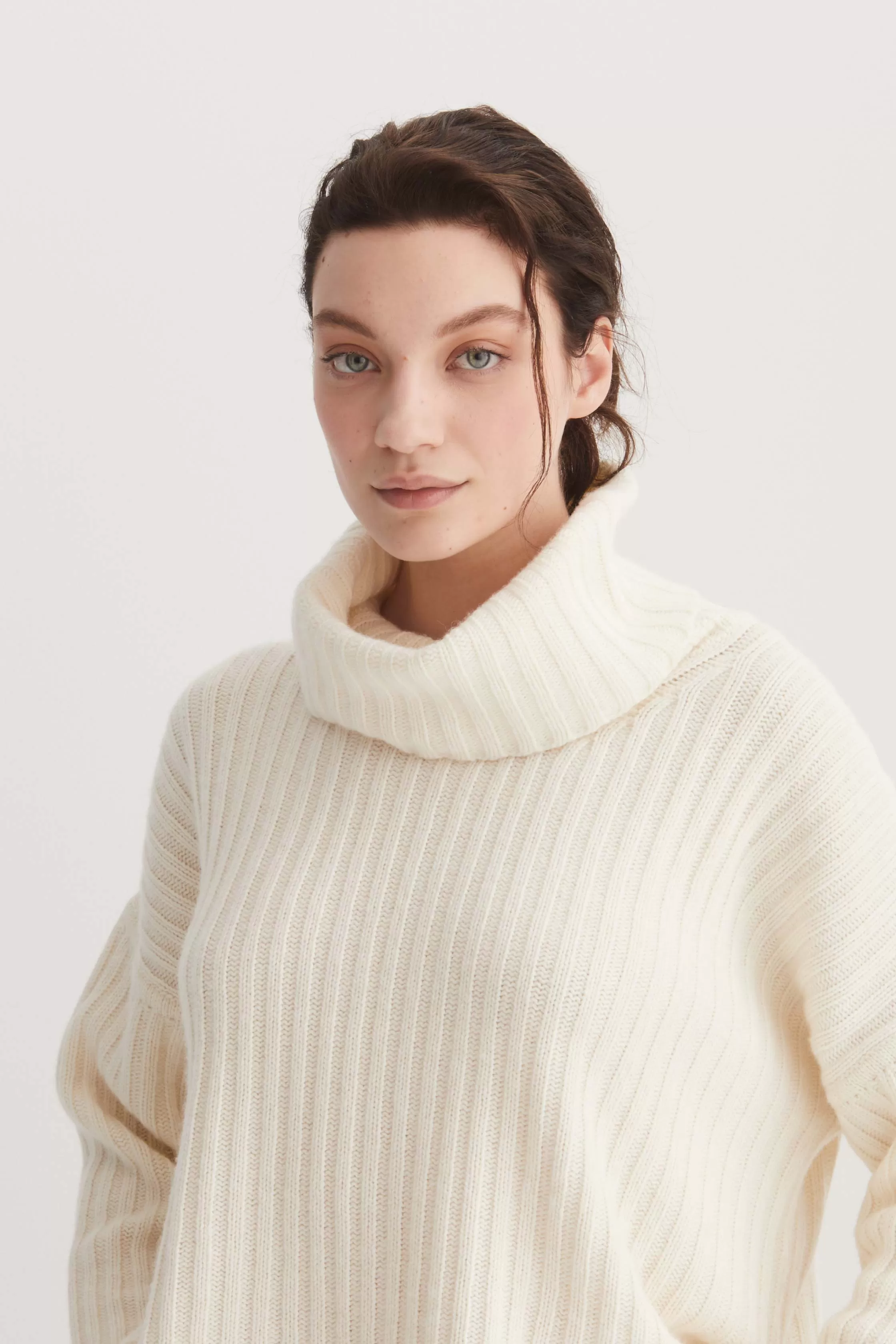 Asymmetrical Turtleneck Pull M720 9500