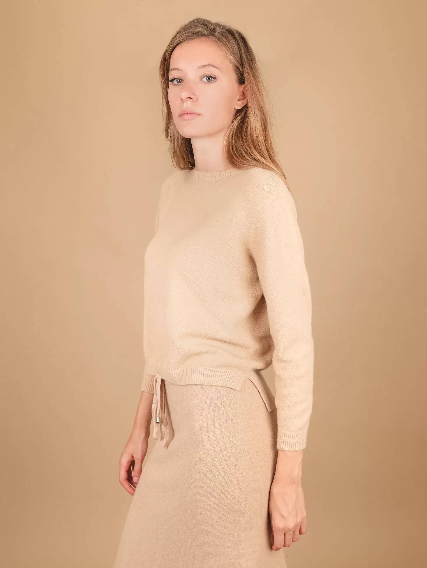 GIROCOLLO IN MAGLIA BEIGE CON MICRO SPACCHI LATERALI