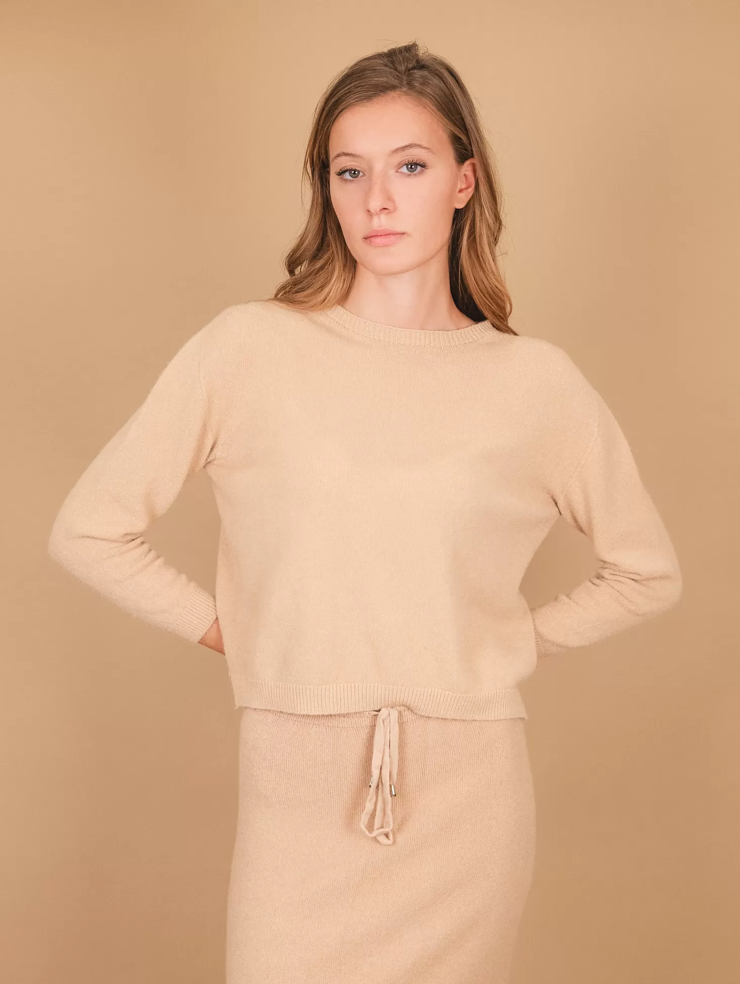 GIROCOLLO IN MAGLIA BEIGE CON MICRO SPACCHI LATERALI