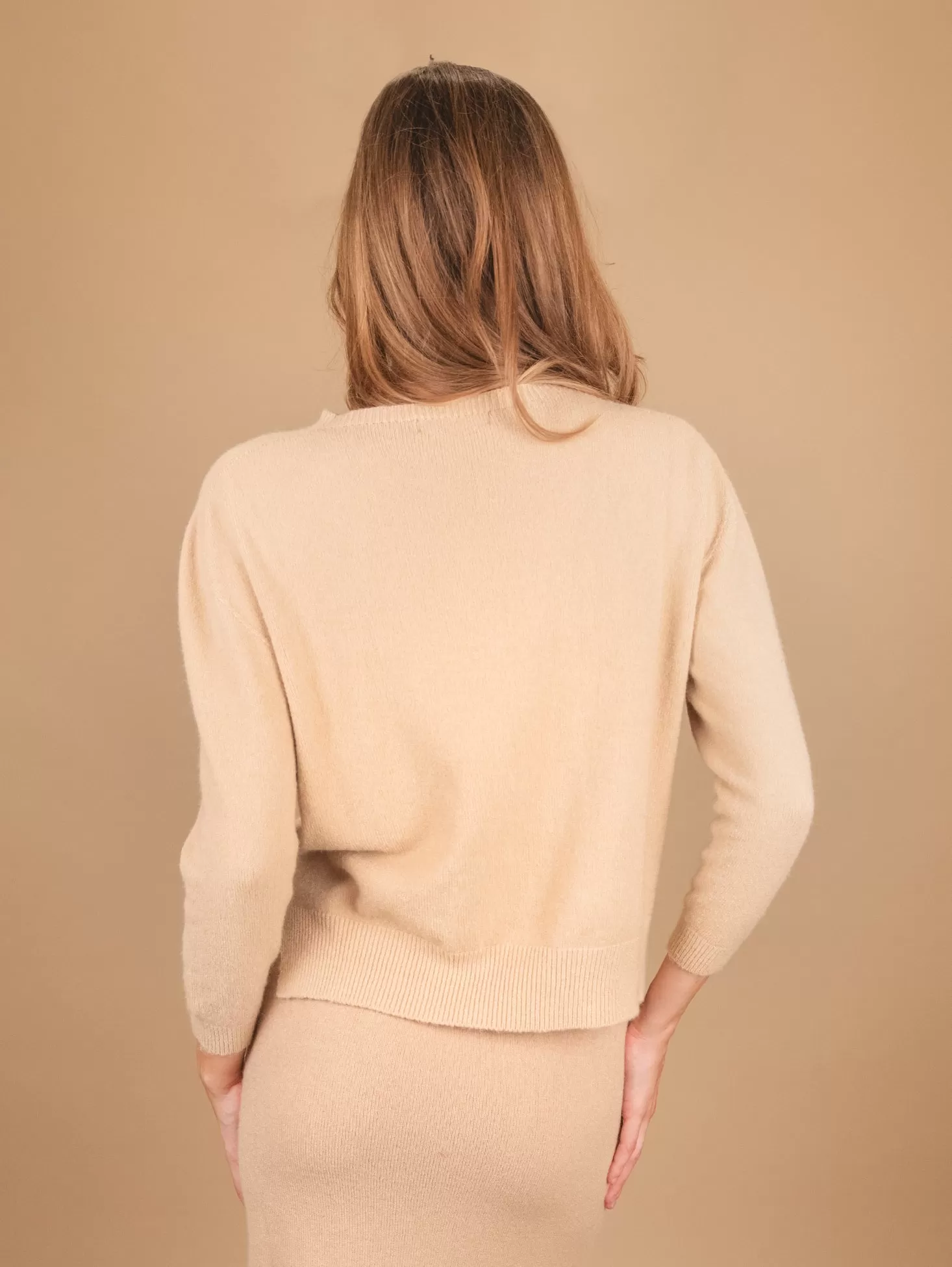 GIROCOLLO IN MAGLIA BEIGE CON MICRO SPACCHI LATERALI